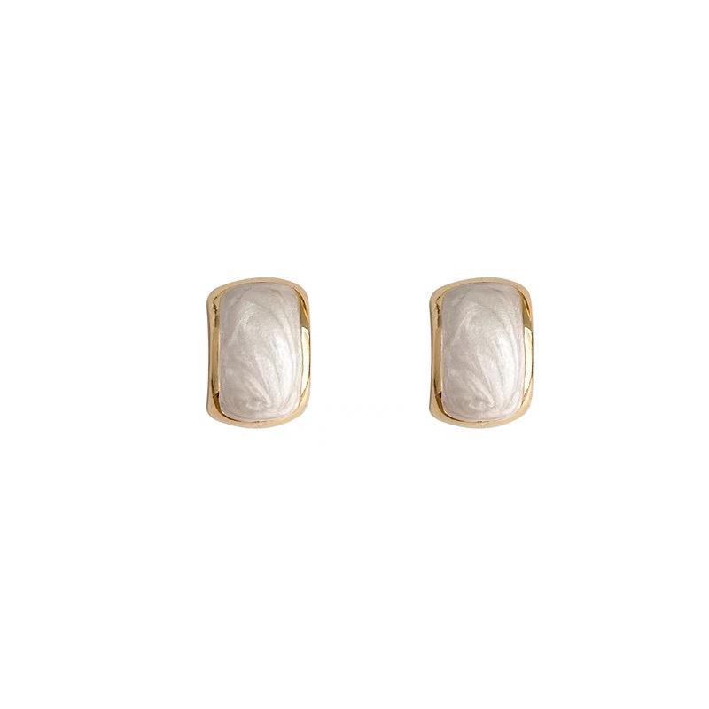 2025 Retro-Inspired Imitation Pearl Earrings: Niche Light Luxury Ear Studs & Pendants