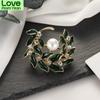 Women New Creative Leave Pearl Brooches Pins Fashion Elegant Metal Plant Series Badges Vintage Lady Clothing Suit Buckle Pin