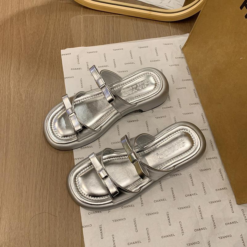 Серебристые шлепанцы женские 2025 новая летняя носка модные сандалии на платформе летние ощущение старшего возраста с юбкой крутые шлепанцы