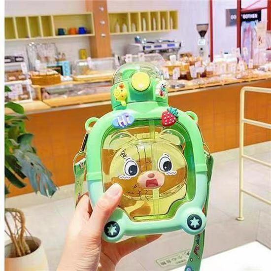 High-Capacity Children's Pop-Up Straw Water Cup - Portable Baby Bus Design