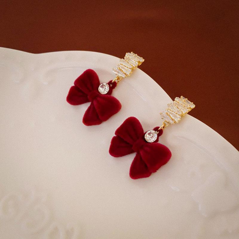Серебряные пусеты с флоком, круглые и квадратные: Элегантные и Универсальные Ювелирные Изделия Высокого Класса