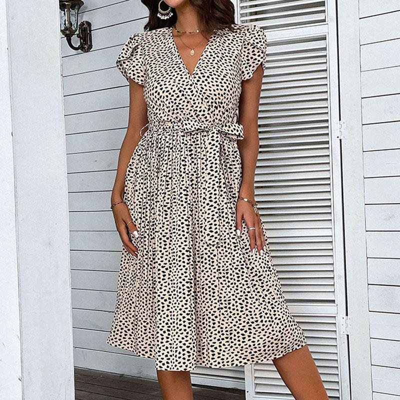 Летнее длинное платье с леопардовым принтом и короткими рукавами и V-образным вырезом и высокой талией
