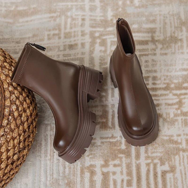 Retro small man autumn and winter new round head short tube Martin boots women's thin boots thick sole increased elasticity leather surface