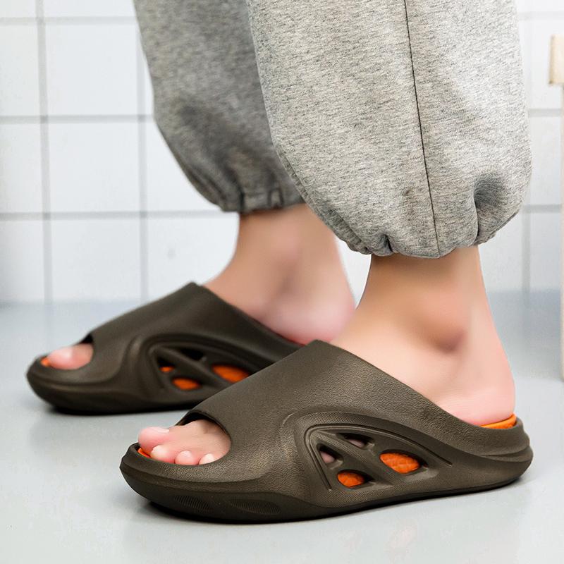 Мода 2025 Мужские роскошные домашние тапочки Летние новые мужские тапочки на толстой подошве для улицы Перфорированная пляжная обувь Ленивые кроссовки Крутые тапочки