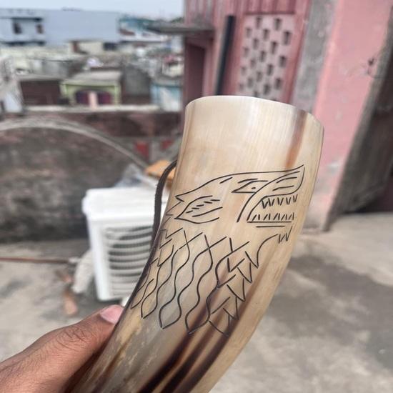 40,64 см Ручная гравировка Викингский боевой рог Натуральный рог быка Боевая труба Средневековый аксессуар для косплея Подарок Свадьба, День благодарения, Рождество