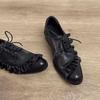 2025 весна модные европейские и американские нишевые дизайнерские оригинальные маленькие кожаные туфли на толстом каблуке со шнуровкой и кружевной отделкой края в виде темного лотосового листа wom