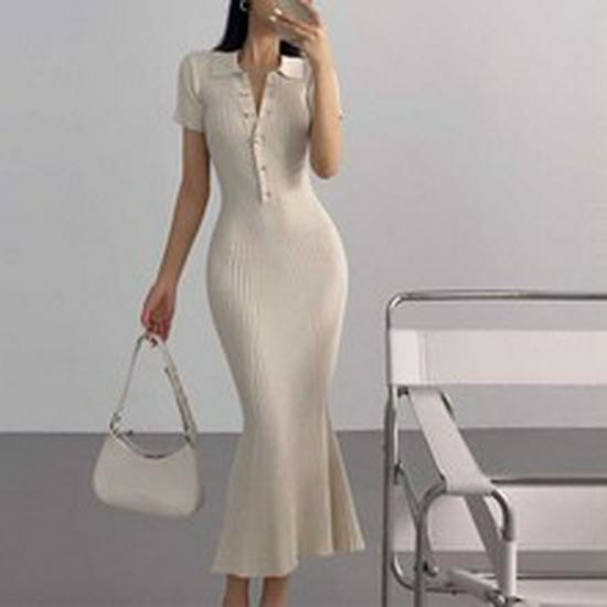 Летнее приталенное женское длинное вязаное платье с разрезом и широкой юбкой