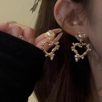 Ретро Сердце Жемчужная Кисточка Серьги: Геометрические модные гвоздики для женщин