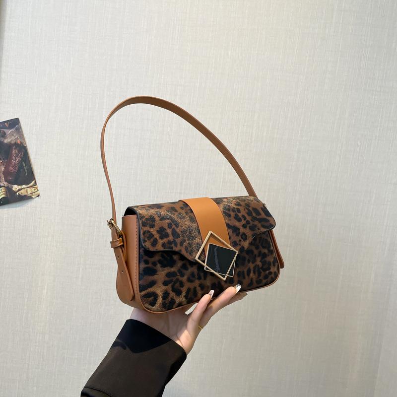 Модная и высокоценная нишевая дизайнерская наплечная сумка-мессенджер 2025 новая сумка под мышкой в зарубежном стиле с леопардовым принтом маленькая квадратная сумка