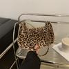 Сумка 2025 популярная новая модная на плечо подмышку модная с леопардовым принтом ручная женская сумка