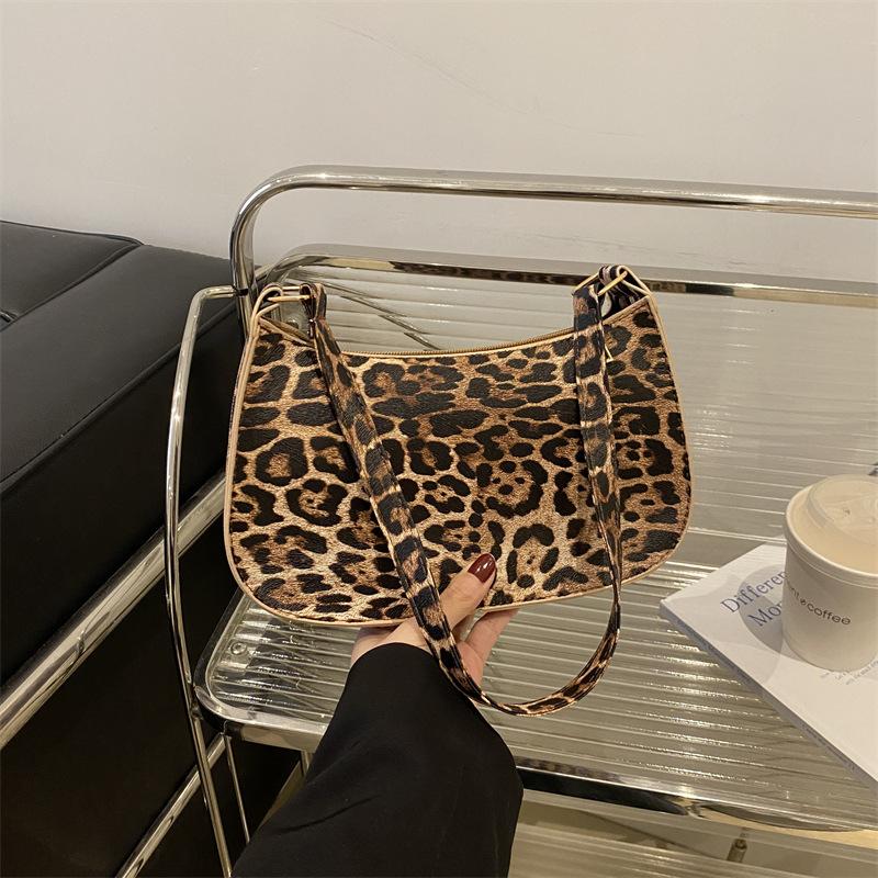 Сумка 2025 популярная новая модная на плечо подмышку модная с леопардовым принтом ручная женская сумка