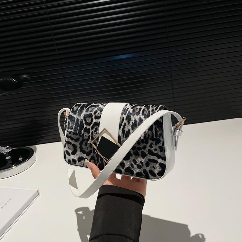 Модная и высокоценная нишевая дизайнерская наплечная сумка-мессенджер 2025 новая сумка под мышкой в зарубежном стиле с леопардовым принтом маленькая квадратная сумка