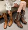 Модные ковбойские сапоги в стиле ретро коричневого цвета для женщин на толстом каблуке, обувь 2024 года, осень/зима, ретро, вышитые квадратные сапоги до середины икры