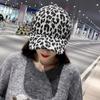 Осенне-зимняя плюшевая теплая шапка корейской версии, модная и сексуальная бейсболка с леопардовым принтом, универсальная кепка-утконос