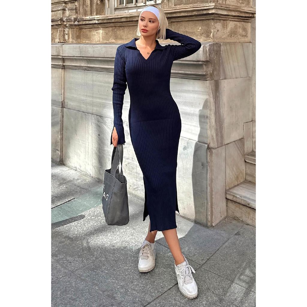 Бежевое женское трикотажное платье-миди с воротником-поло и рукавами