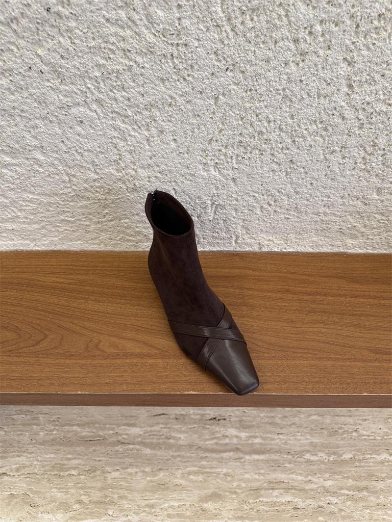 Корейская версия модных замшевых ботинок с квадратным носком для женщин 2025 осень-зима новая темпераментная тонкая обувь с задней молнией короткие ботинки для w