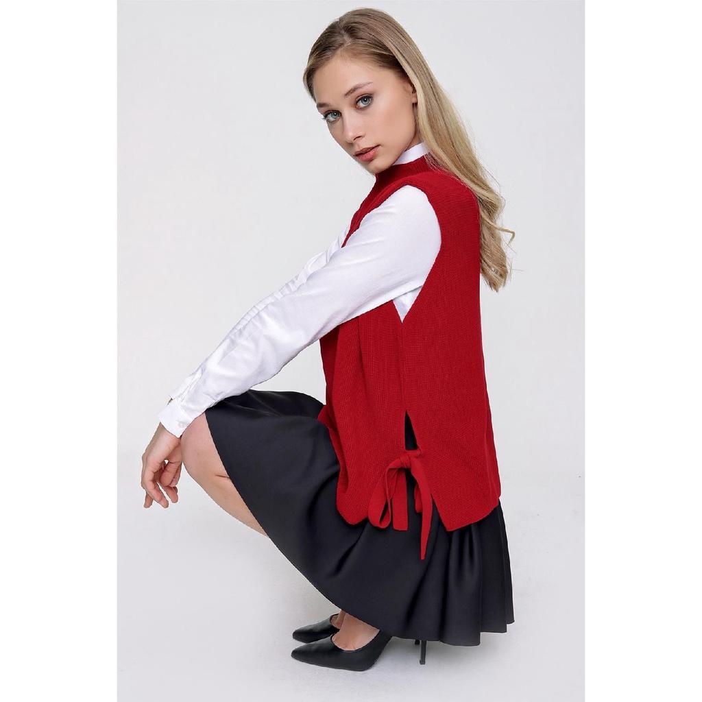 Женский трикотажный свитер с завязками сбоку красный 22wk252