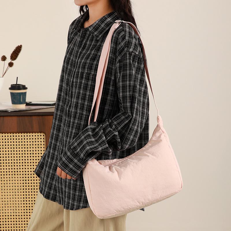 New Bag Messenger Bag Women's Casual Fashion Simple Versatile Hot-selling Women's Bag Outdoor Travel Shoulder Bag Tide