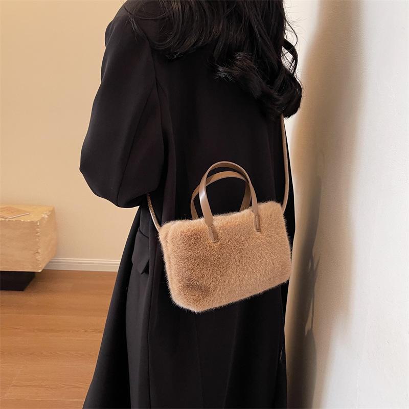 Зимняя плюшевая сумка в европейском и корейском стиле 2025 года - высококачественная маленькая сумка через плечо