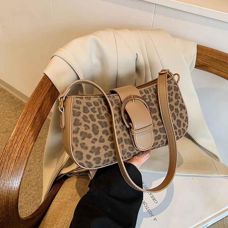 Женская сумка под мышкой 2025 новая трендовая высококлассная осенне-зимняя ретро сумка через плечо супер огненная сумка-мессенджер для通勤 маленькая квадратная сумка