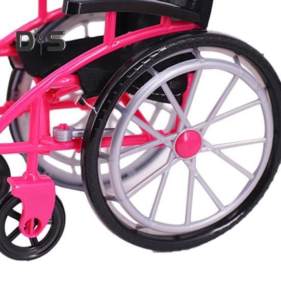 Мини-игрушка в виде инвалидной коляски для кукольного домика Миниатюрная модель с костылями Украшение дома DIY Поделки Песочный столик Аксессуары Игрушки для инвалидной коляски Мини-костыли