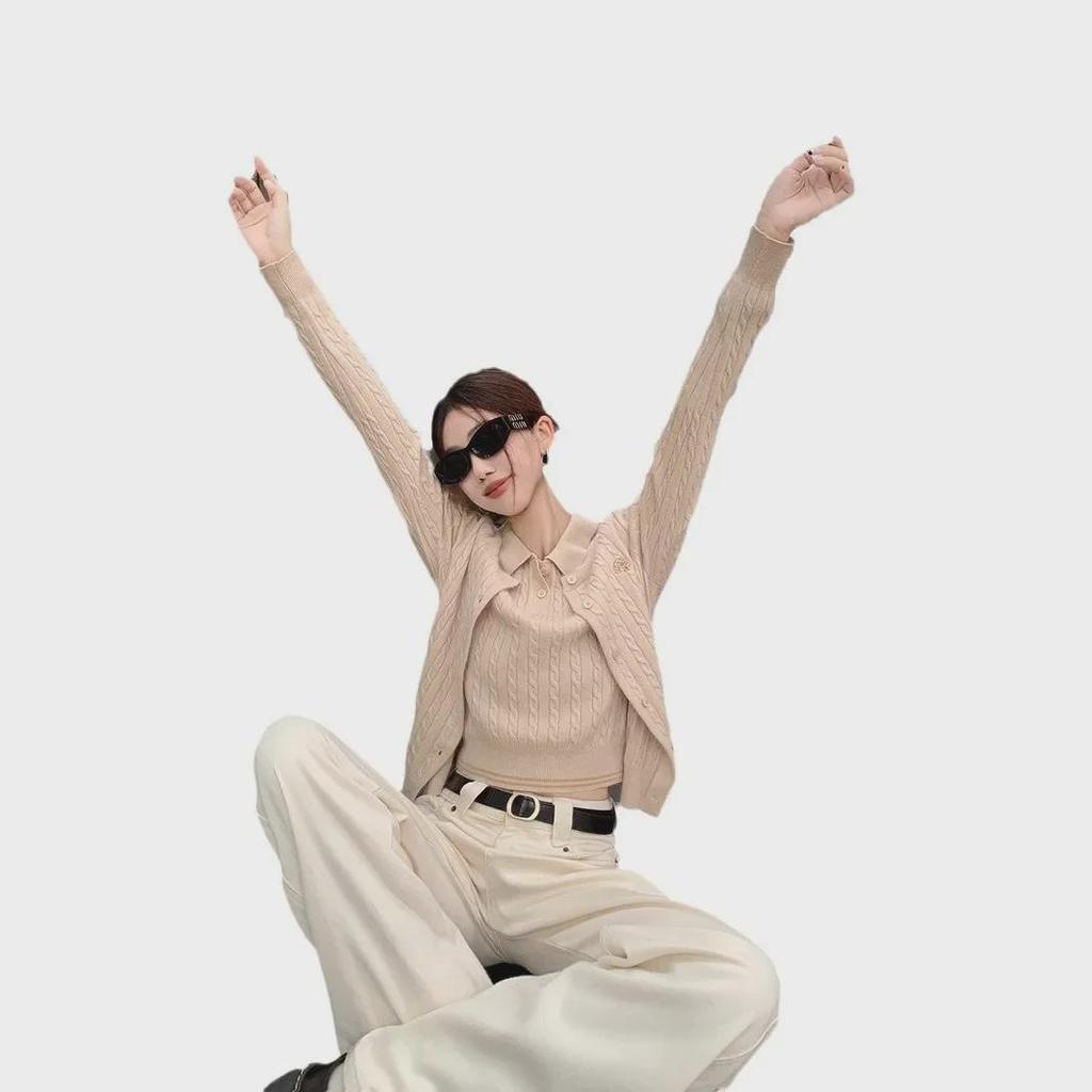 Женский красный вязаный двухкомпонентный кардиган и вышитая нижняя рубашка - осенний ретро-стиль