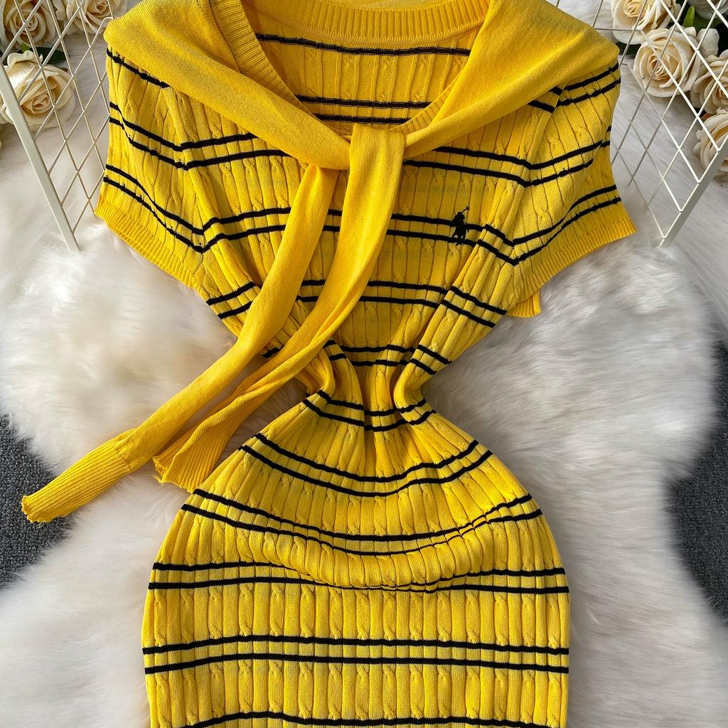 Летнее женское повседневное короткое вязаное платье-футляр в полоску с коротким рукавом и шалью.