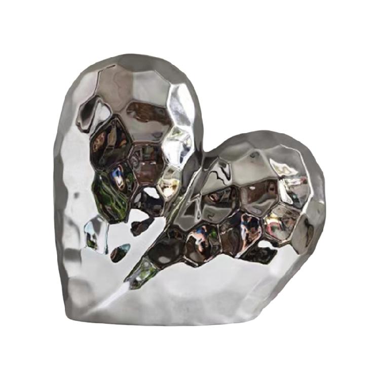 Refined Heart Shape Ceramics Statue Living Room Adornment Offering Aesthetic Appeal and Timeless Love Symbolism