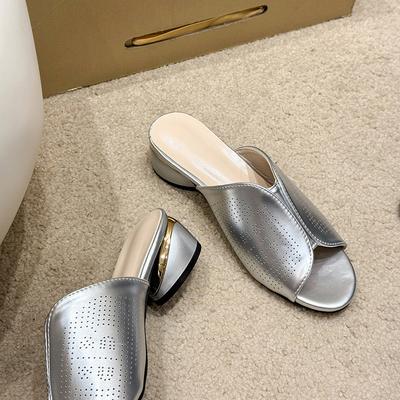 Летние женские тапочки, золотистые элегантные тапочки на низком каблуке, серебряные сандалии из мягкой кожи на высоком каблуке, повседневная обувь, размеры 35–43