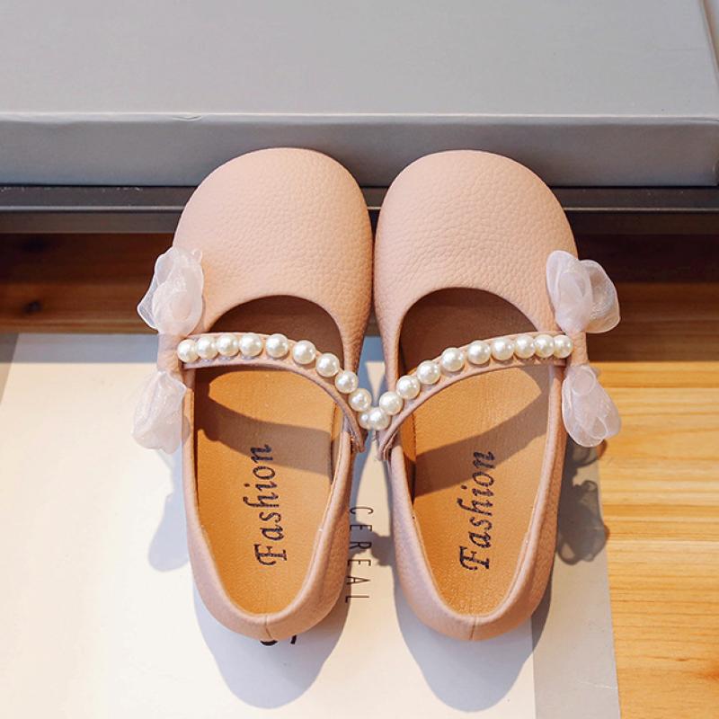 Маленькие кожаные туфли для девочек, новые детские туфли принцессы, мягкая подошва, модный жемчуг, зарубежная танцевальная обувь для девочек