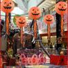 Halloween Pumpkin Lanterns: Hanging Ornaments, String Lights, Paper Lanterns, and Handheld Props for Bar and Kindergarten Decorations.