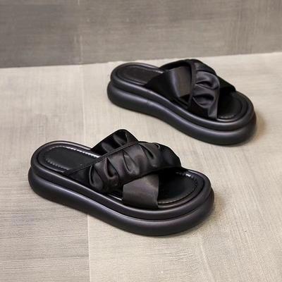 Наступая на дерьмо с мягкой подошвой и двумя тапочками для женской летней одежды 2024 года, новые модные повседневные сандалии с толстой подошвой, нескользящая пляжная обувь