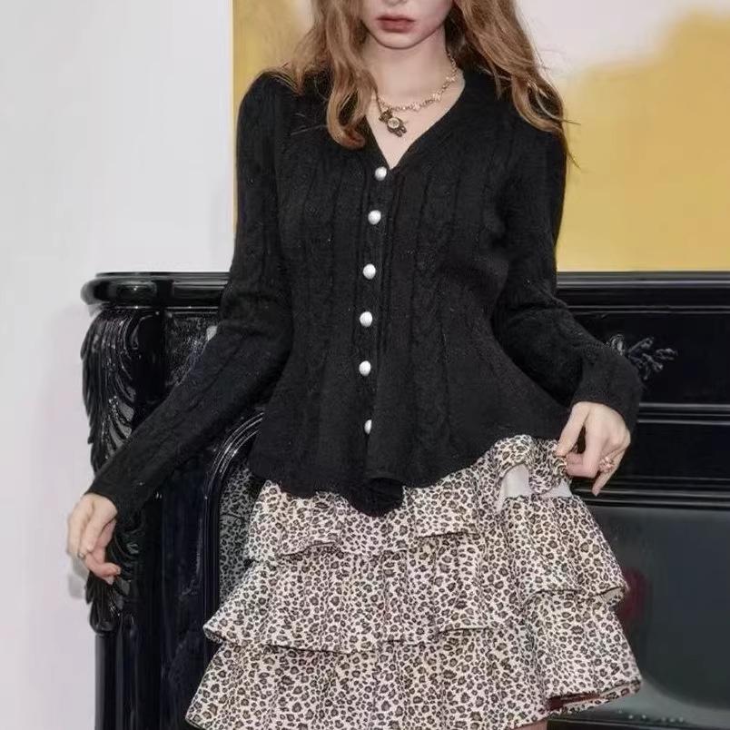 2026 autumn and winter new product elegant temperament v-neck bubble sleeve knitted top waist slim sweater jacket high sense
