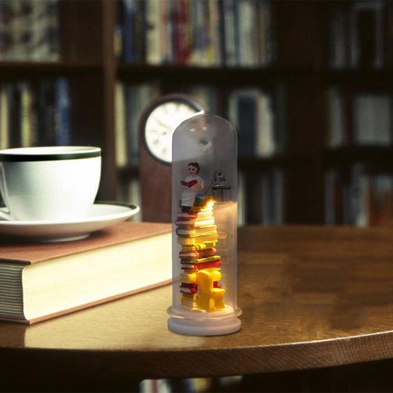 Портативный ночник на тему чтения с миниатюрными книгами, статуэткой читателя из смолы, светодиодной лампой. Идеально подходит для детской комнаты, кабинета.
