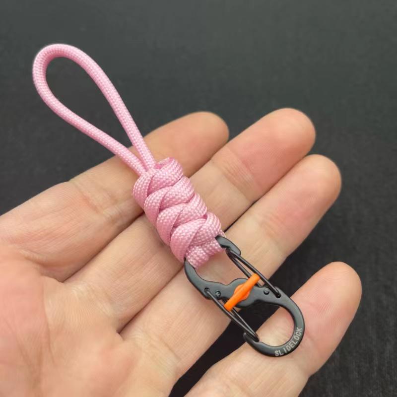 Компактный брелок-антивор из паракорда с запирающимся крючком и пряжкой «восьмерка» для использования на открытом воздухе