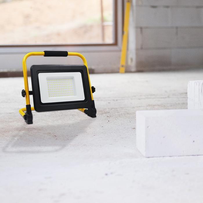 Projecteur LED portatif sur pied 50W 4200lm IP65