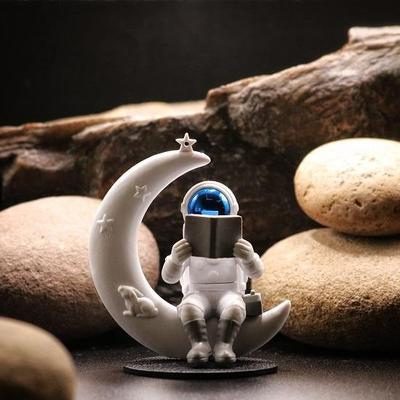 Фигурка космонавта, экспонат для домашнего декора, идолы для офисного стола, стол, игрушка космонавта для приборной панели автомобиля, чтение на Луне, подарки