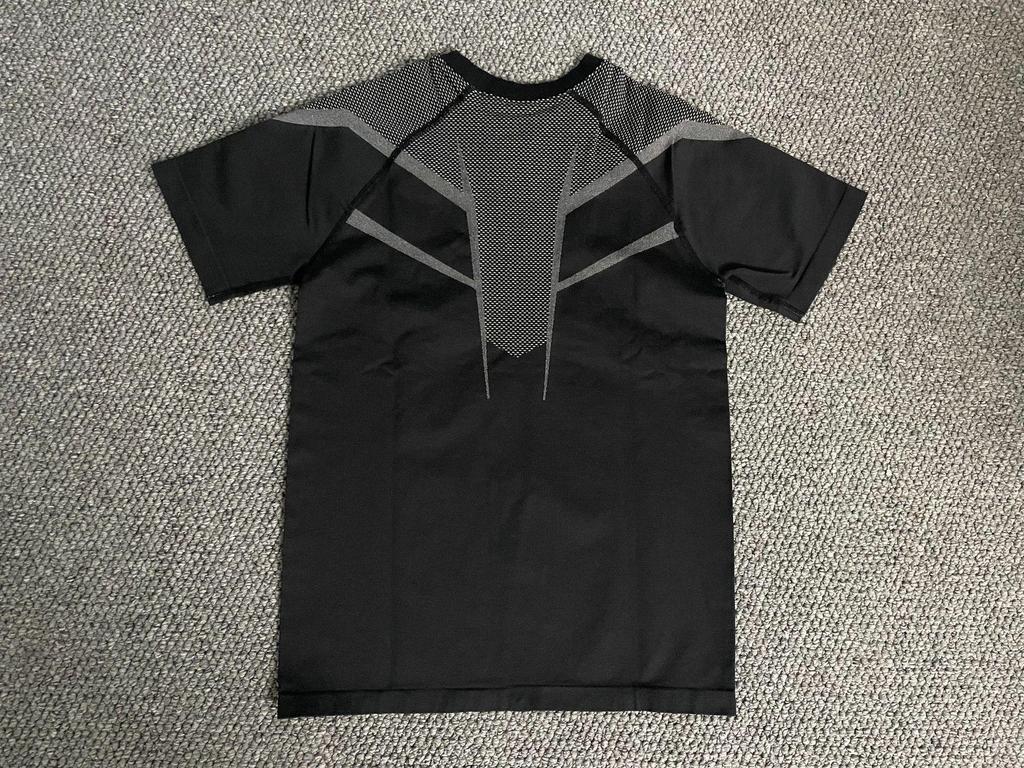 Тонкая фитнес-футболка Shark Onyx Seamless Slimming 5.0
