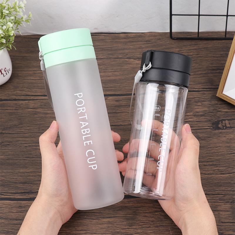 600/800 мл спортивная бутылка для воды большой емкости для отдыха на открытом воздухе матовая пластиковая кружка портативная веревочная пластиковая бутылка подарочная кружка