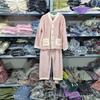 Женский пижамный комплект из кораллового флиса в милом стиле с жаккардом в виде кроличьей головы и бантом, утолщенный для осени и зимы 2025.