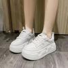 Маленькие белые туфли на платформе женские весна 2024 универсальный дорогой тренд увеличивает ультралегкую маленькую повседневную спортивную обувь тренд