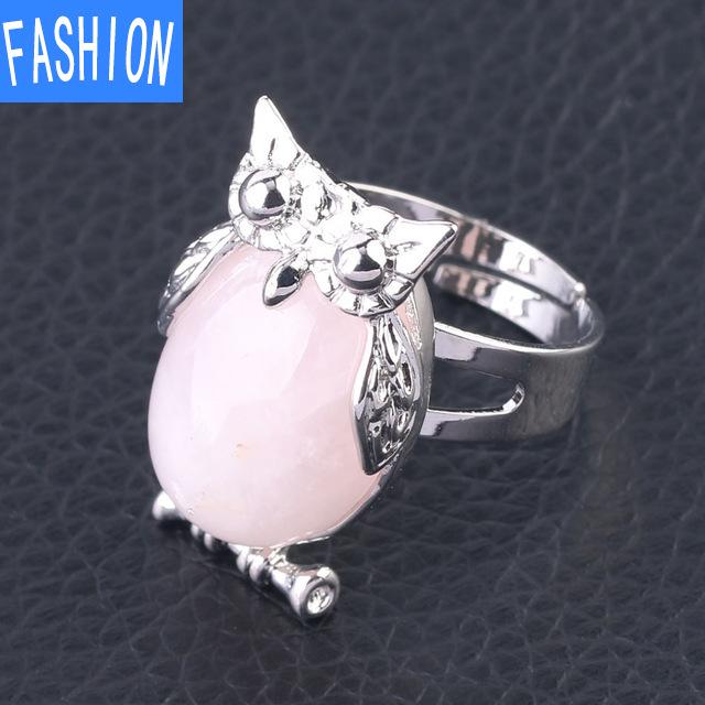 Металлическое регулируемое кольцо с выпуклым натуральным кристаллом в виде совы