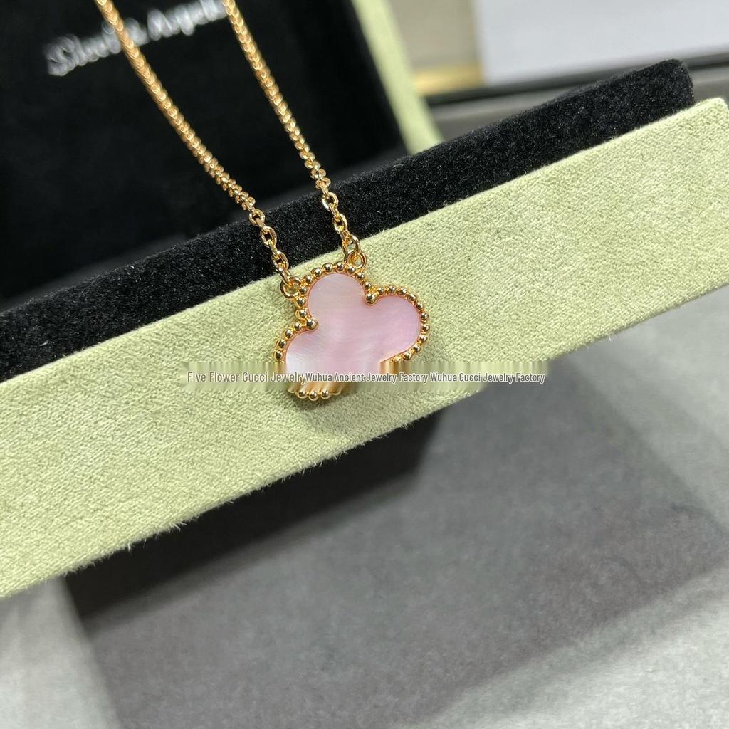 Ожерелье «Четырехлистный клевер» Van Cleef: Золотой кулон с дизайном в виде пяти цветков, с белым перламутром, красным агатом и бриллиантом для женщин.