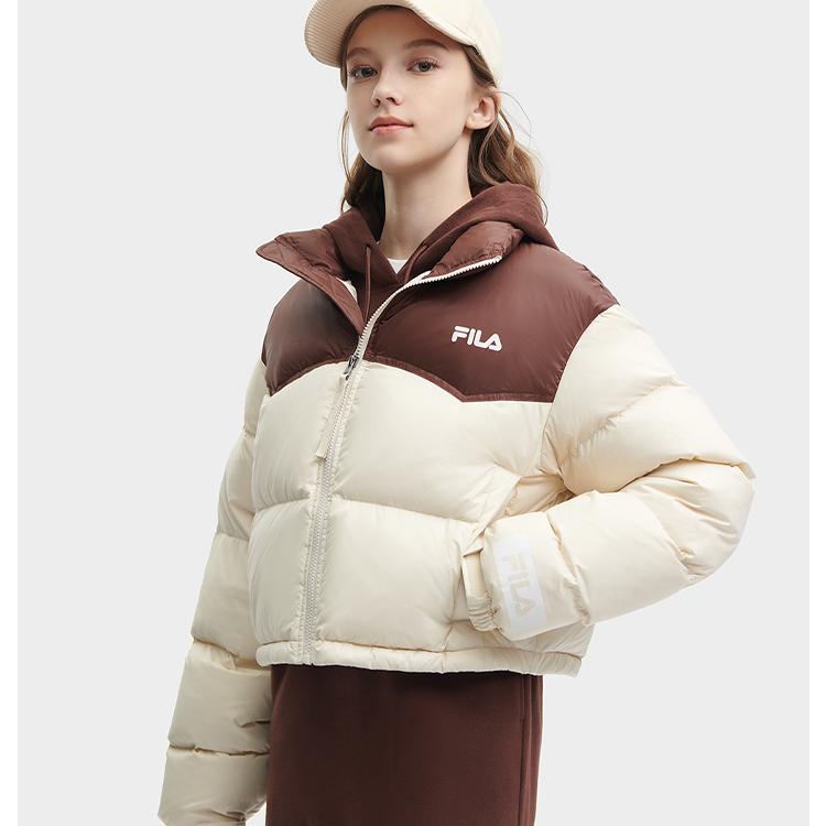 Fila 2023 Зима Новая Стильная Куртка Пуховик с Коротким Воротником-стойкой в Стиле Колорблок Женская Куртка Пшенично-бежевая F51W349902F-BG