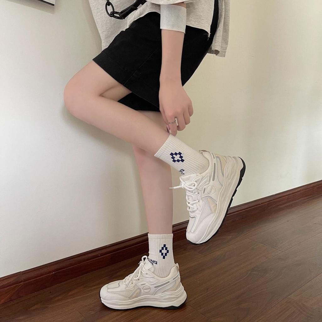 Женские кроссовки дышащие 2025 новые ретро классические модные ретро платформа усиливающие супер огонь повседневные папины туфли