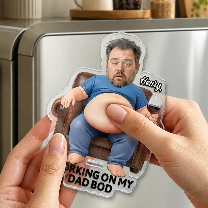 Персонализированный магнит на холодильник из акрила с фото - «Поке Dad Bod Живот»
