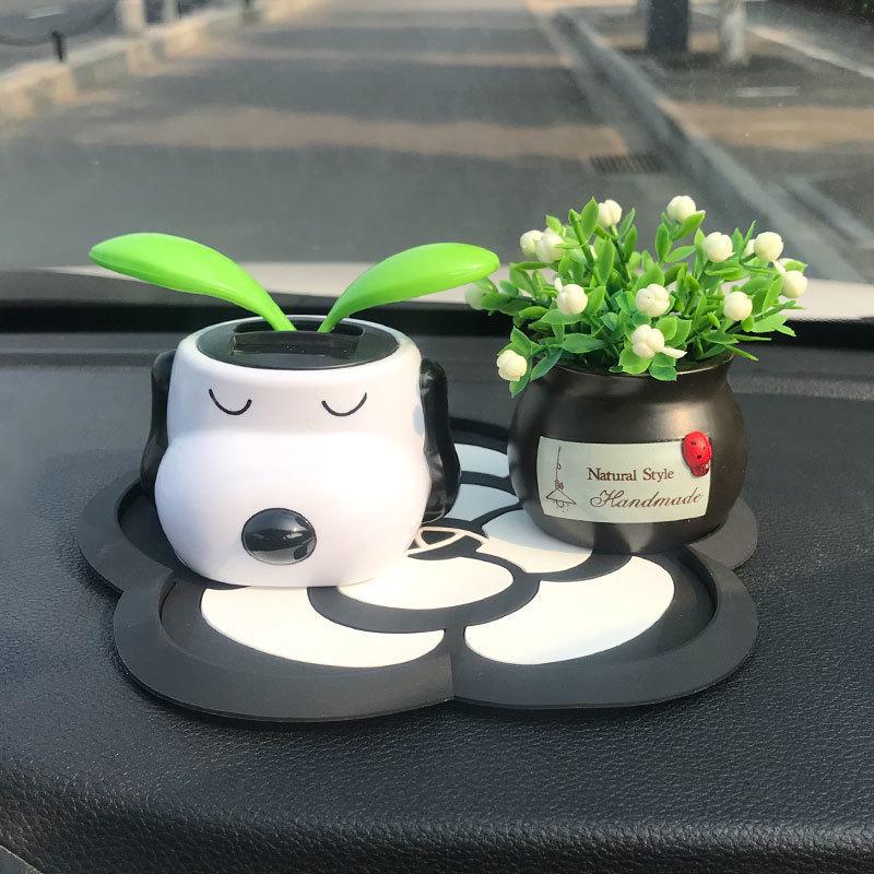 Solar-Powered Cartoon Dog Car Ornament - Cute Shaking Head Decoration