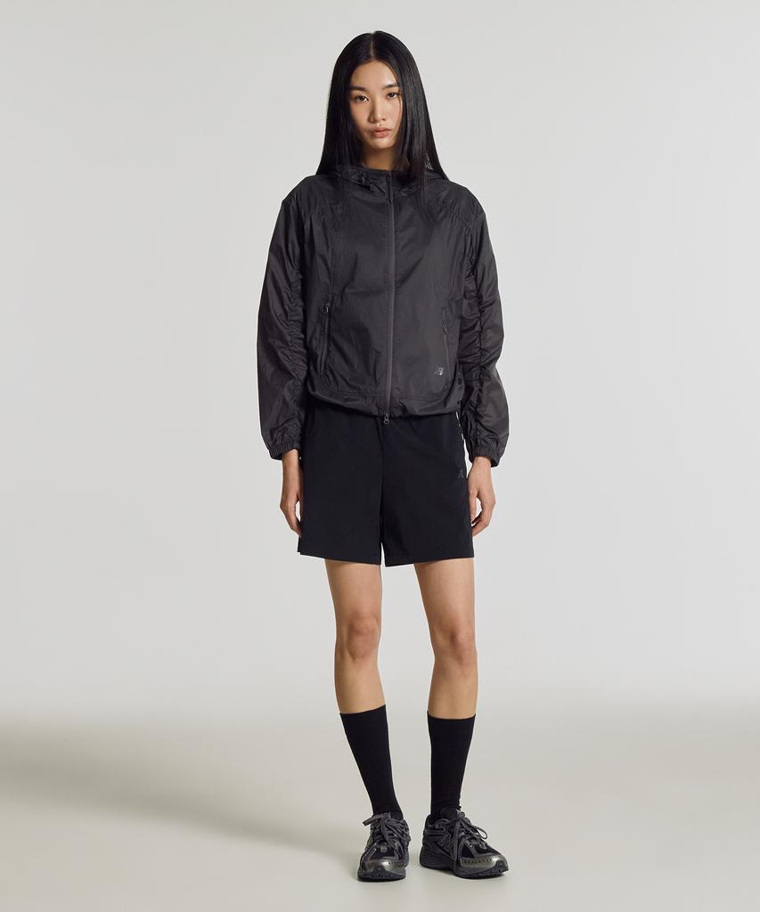 New Balance Nbnag2W522 / Женская ультралегкая тканая куртка Breezelight со сборками (Древесный уголь)