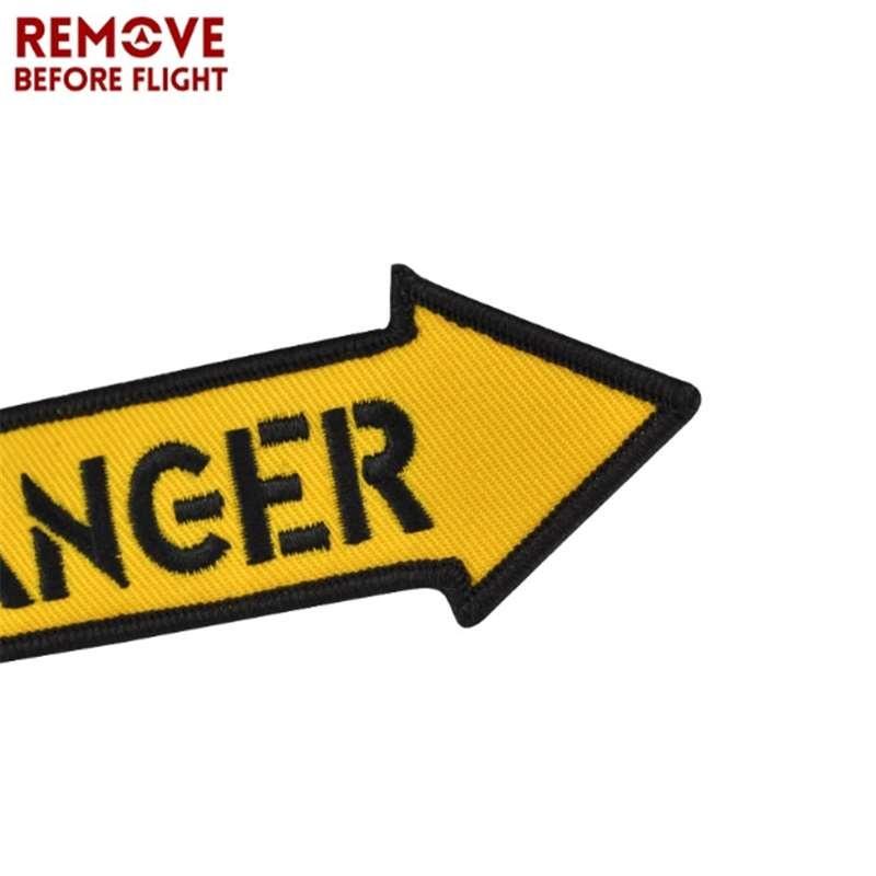 Удалите перед полетом желтый брелок с вышивкой в ​​виде буквы опасности, ремешок для ключей, брелок