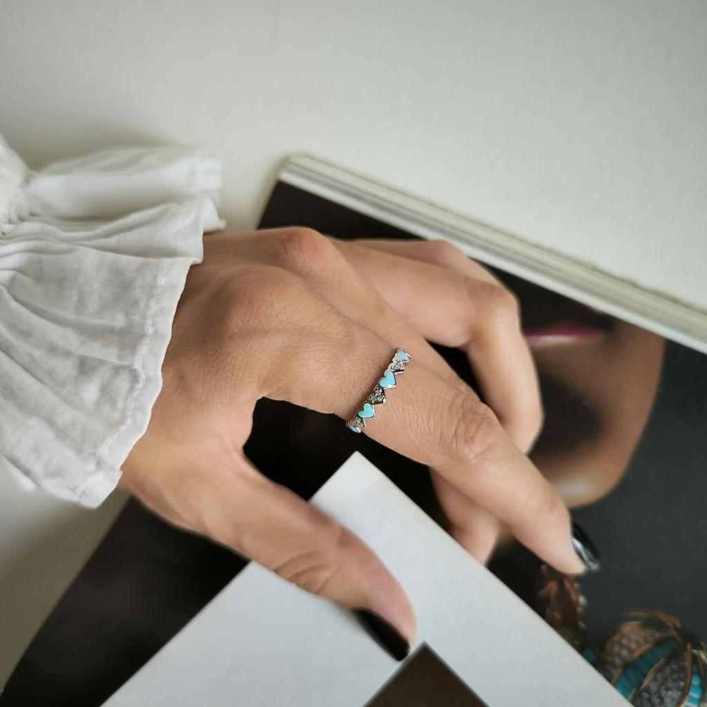 Серебряное кольцо с фианитами, емаллю, вес изделия 1,59 гр (60002260)